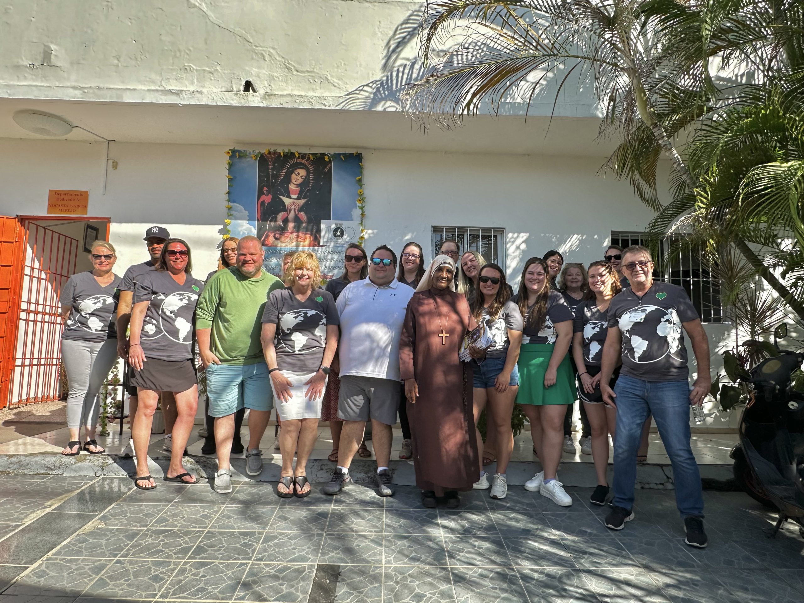 Greenheart’s International Job Fair Attendees Volunteer at the Hagar de Ancianos de Cristo Rey (Elderly Nursing Home) in the Dominican Republic